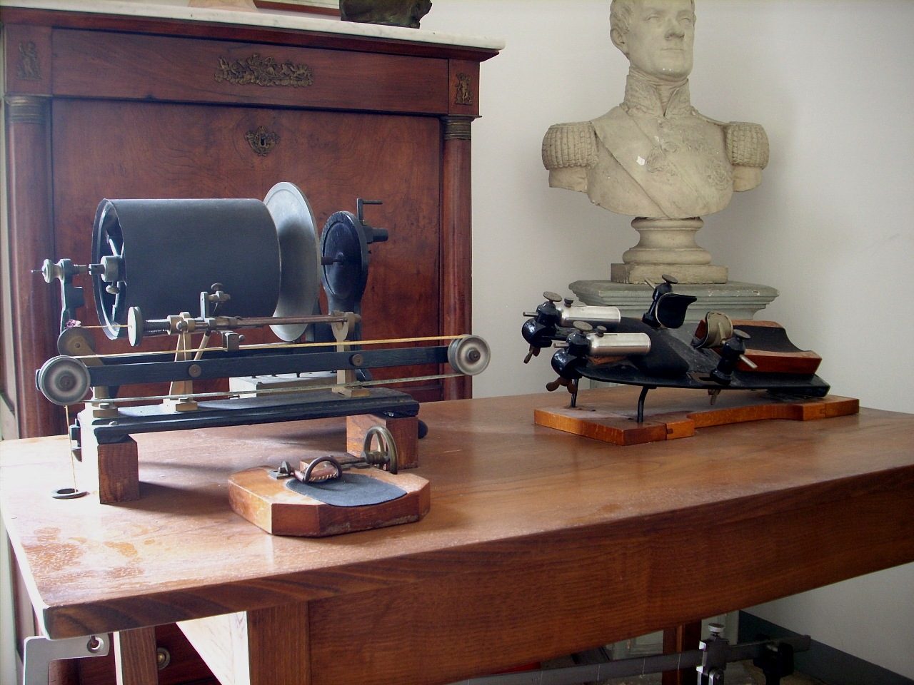 Angelo Mosso s ergograph, Accademia di Medicina, Turin, Italy - 02.JPG